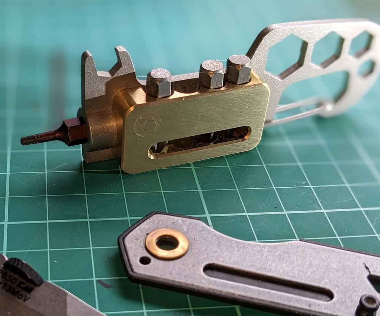 Drivr2L Pocket Screwdriver Multitool