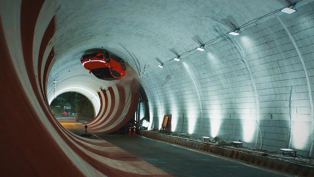 360º Tunnel Loop Car Stunt